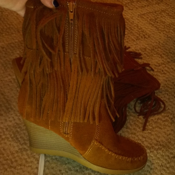 Minnetonka Fringe boots - Picture 3 of 4